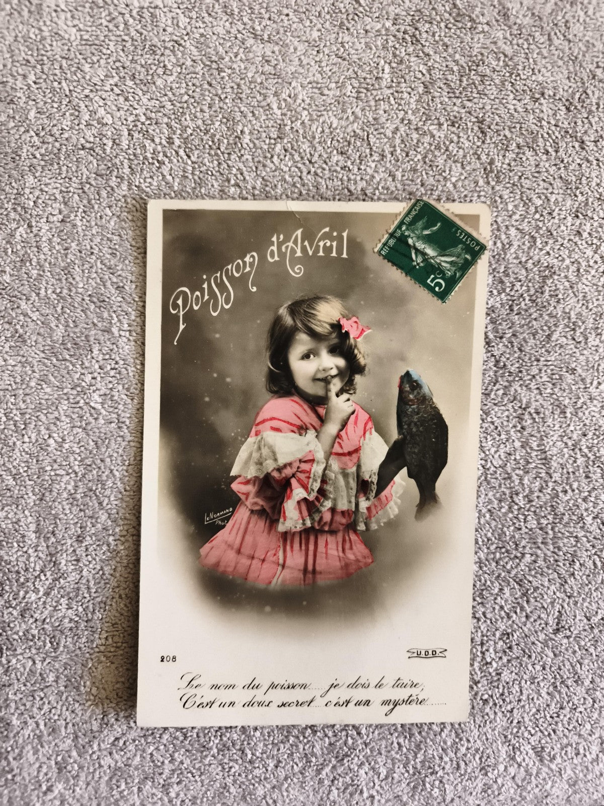 Carte postale Poisson d’Avril fillette robe rose CPA humour timbre