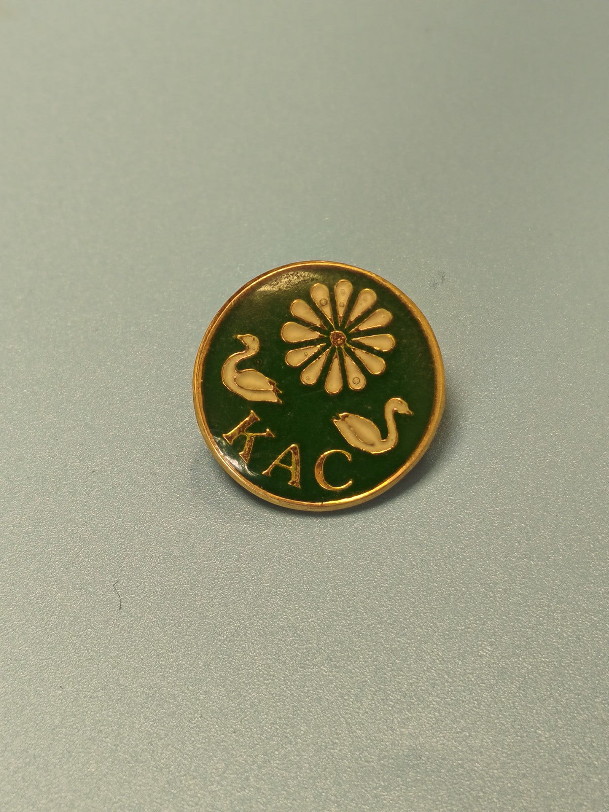 Vintage pin's KAC émaillé vert motif cygnes et fleur ancienne collection