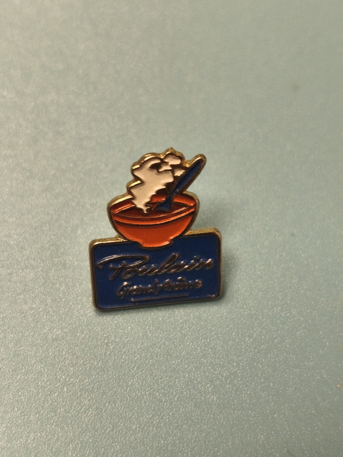Pin's vintage Poulain Grand-Mère émaillé bol orange bleu collection