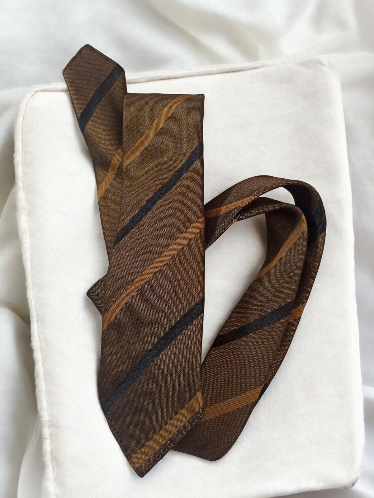Cravate vintage en soie marron rayée, accessoire rétro élégant années 70