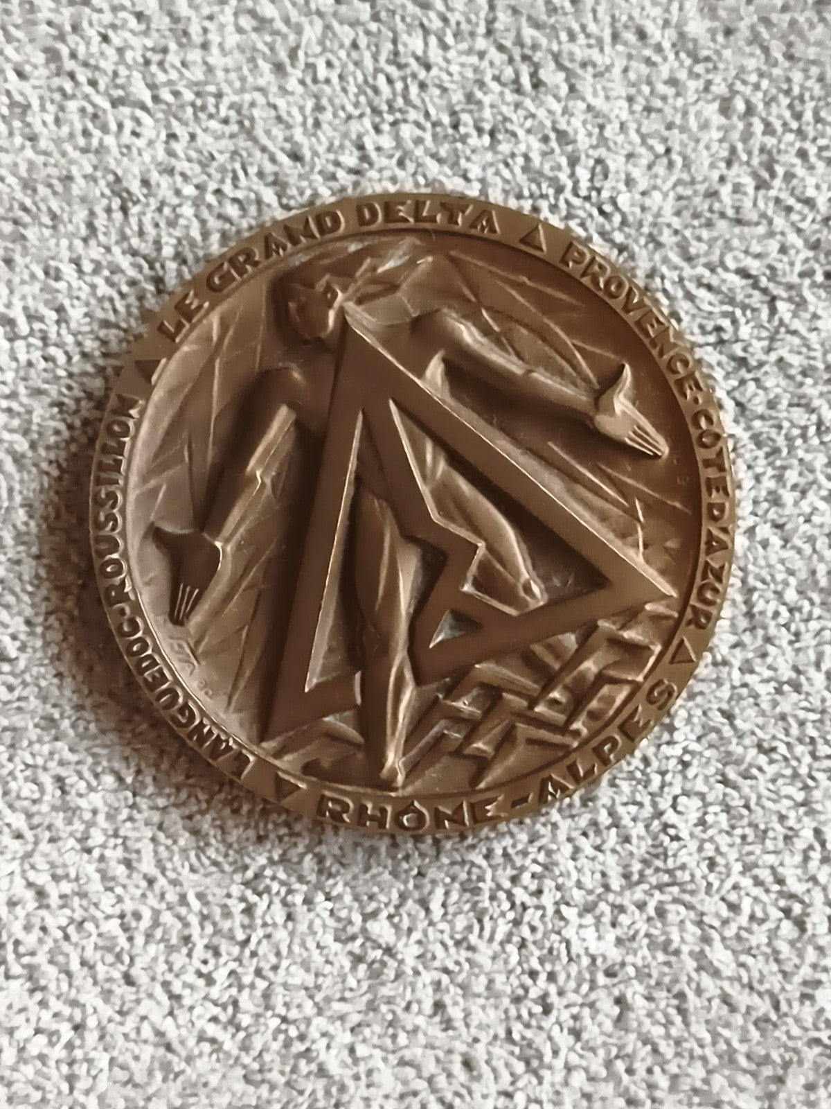 Médaille ancienne Le Grand Delta Provence bronze aspect, relief nu, Rhône-Alpes