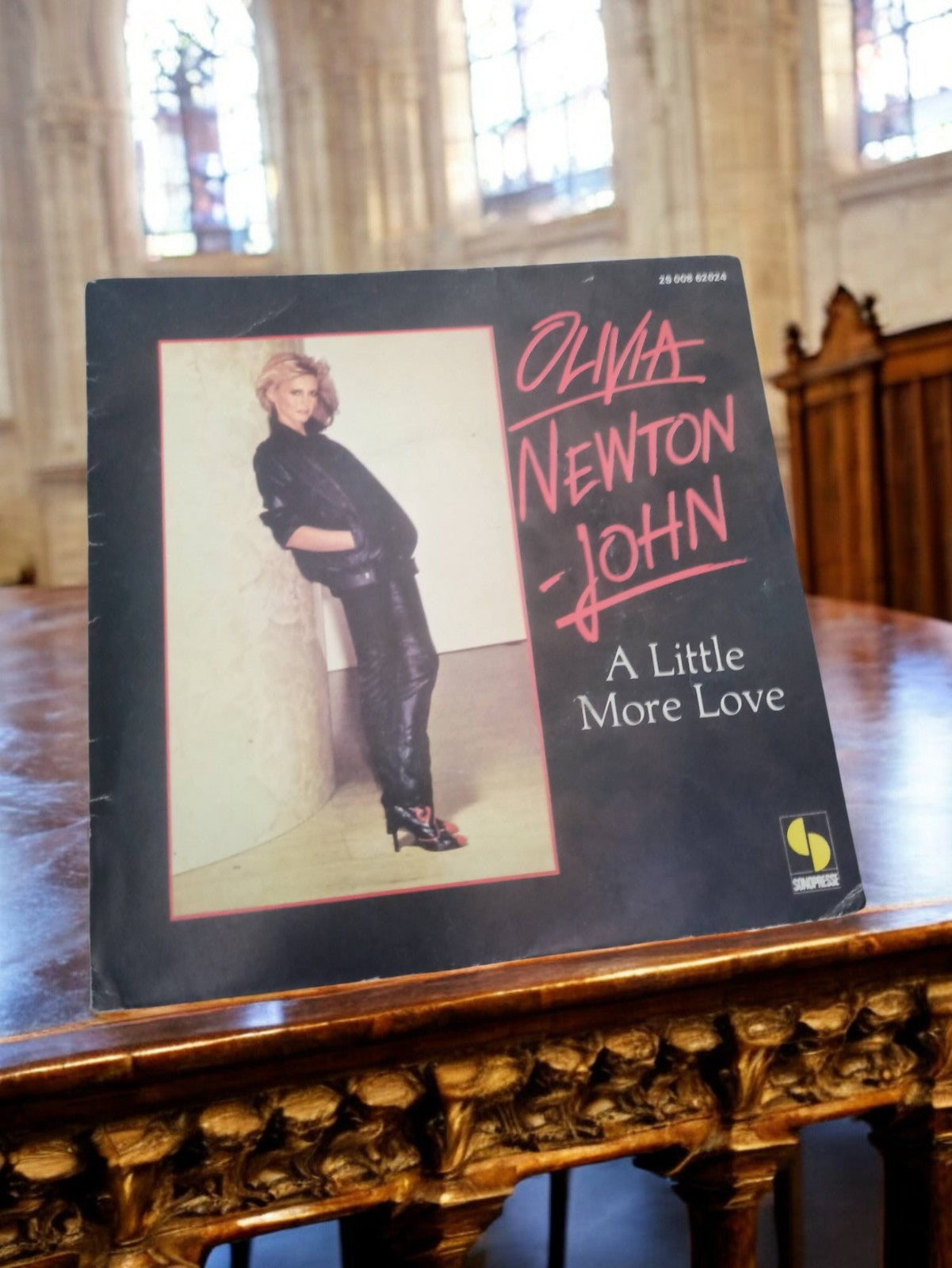 Vinyle 45 tours Olivia Newton-John vintage, pochette "A Little More Love", année