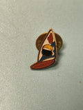 Pin's vintage Quartier Sud silhouette casque et plume, collection badge ancien