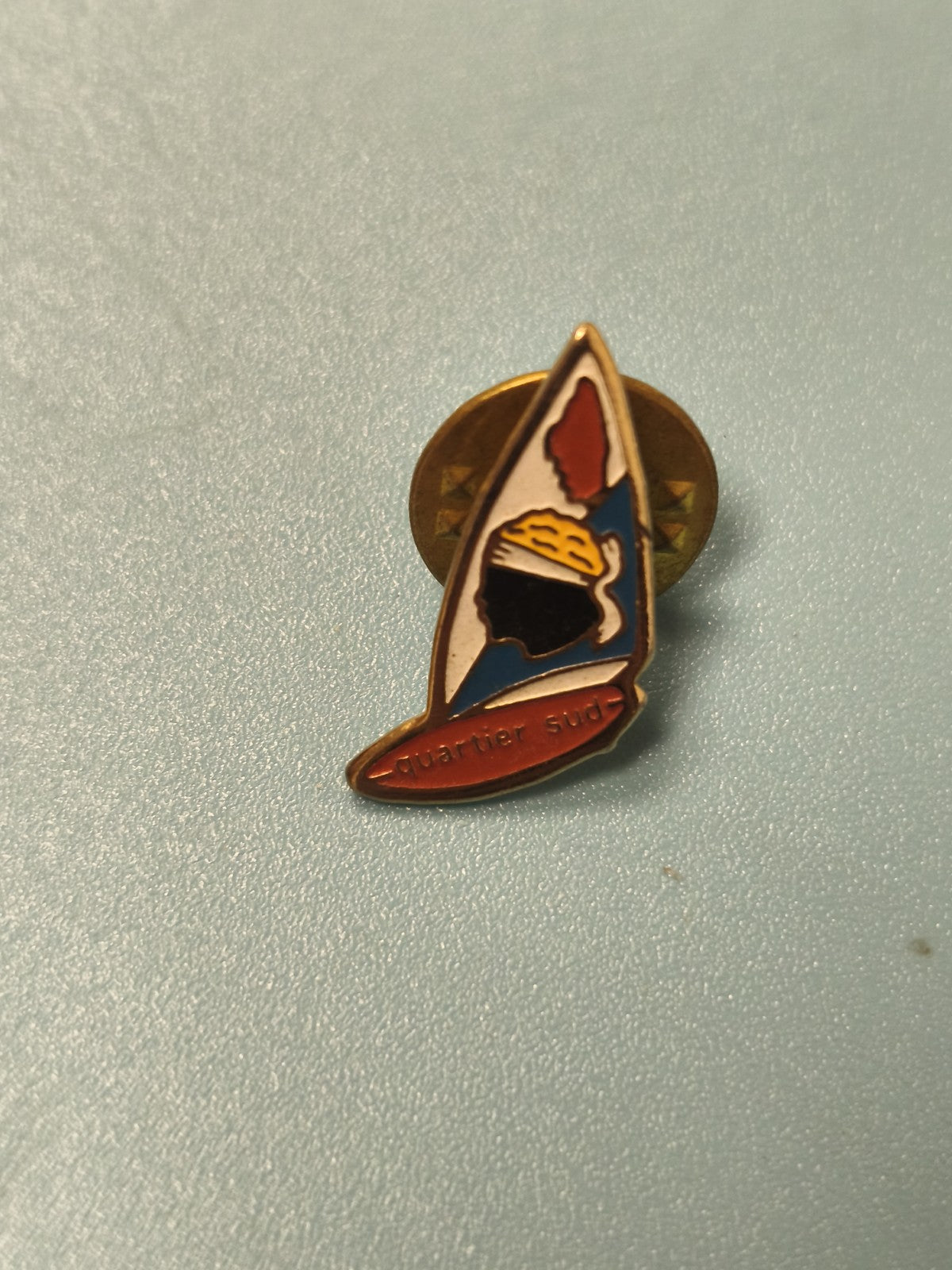 Pin's vintage Quartier Sud silhouette casque et plume, collection badge ancien