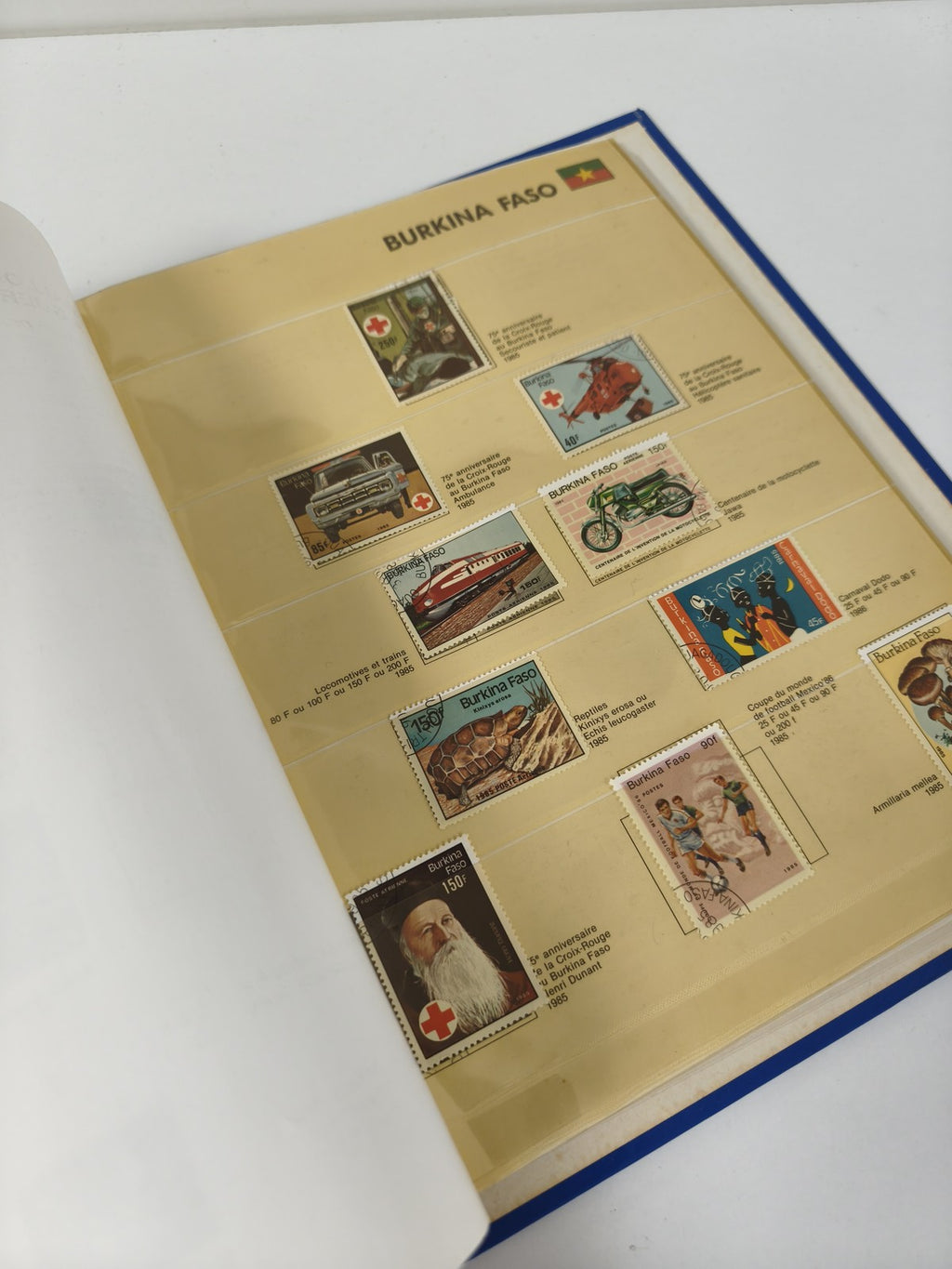 Classeur de timbres partiellement rempli Tchad, pages à anneaux, couverture bleu