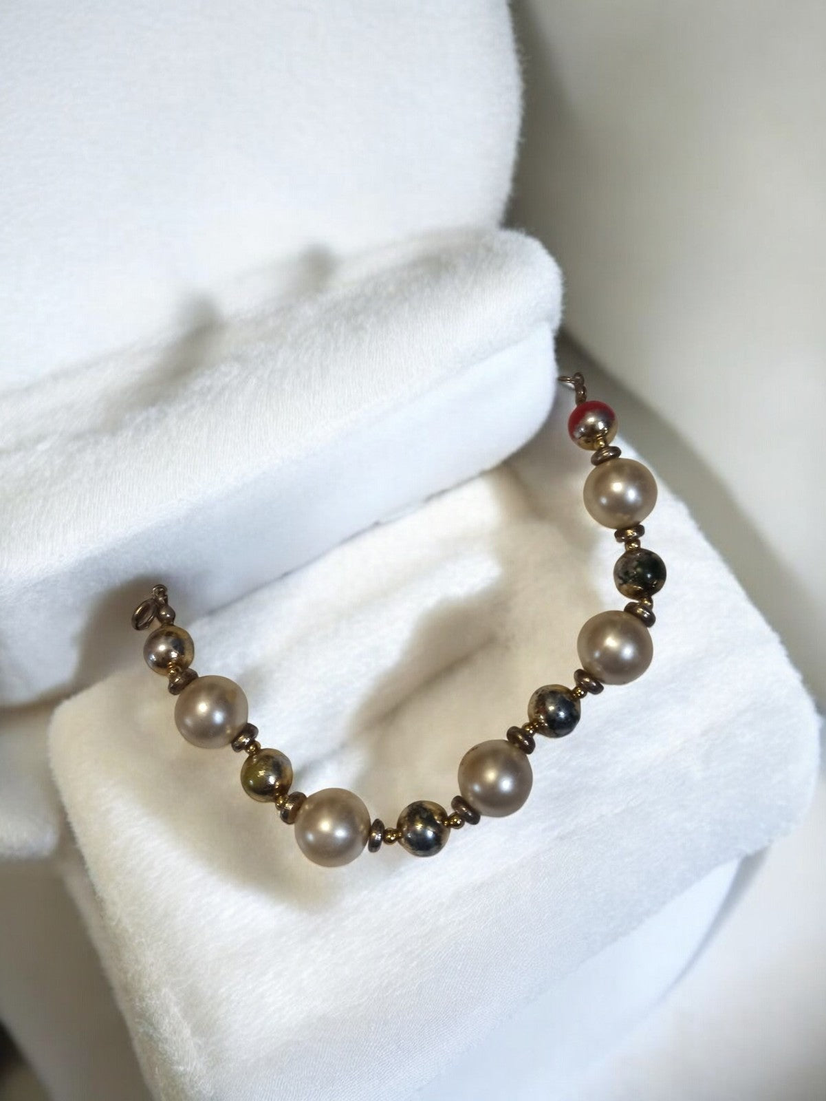 Bracelet vintage perles effet nacré et billes marbrées rétro ancien fantaisie