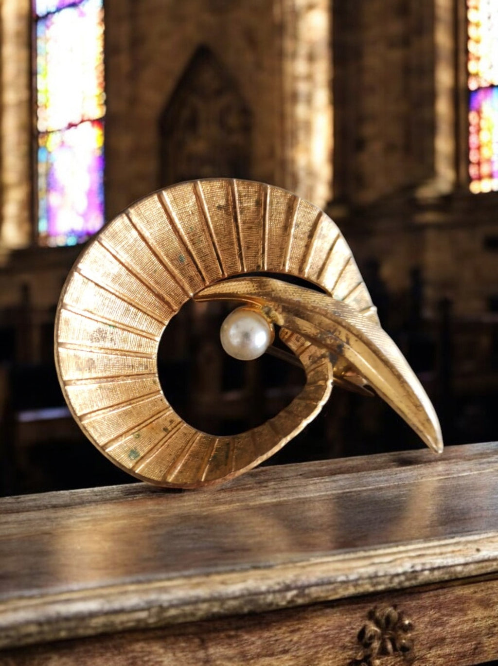 Broche vintage dorée motif abstrait perle, bijou fantaisie métal doré