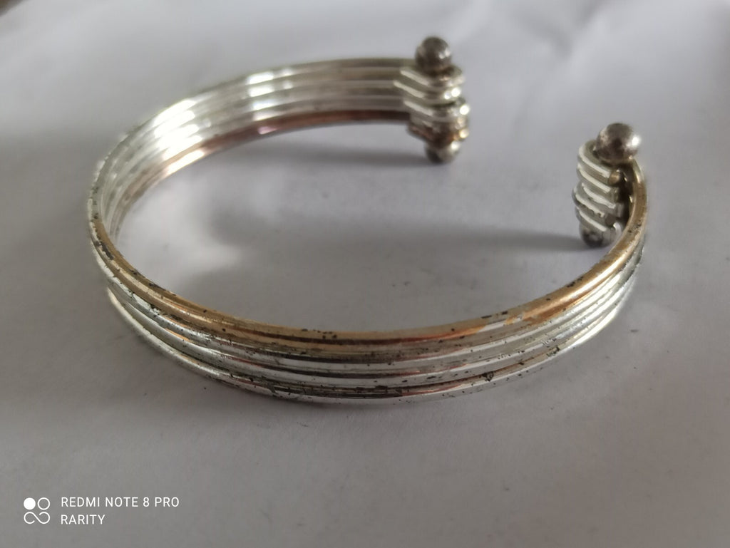Bracelet jonc ancien métal et laiton, ouverture rigide, effet strié vintage