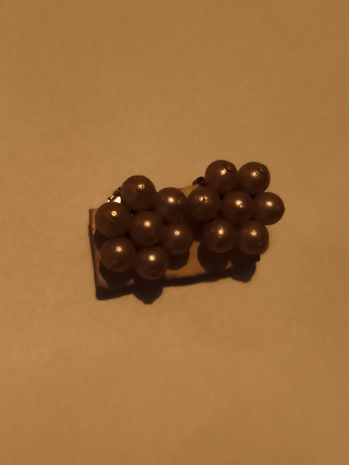 Paire boucles d’oreilles vintage grappes perles aspect nacré rétro années 60