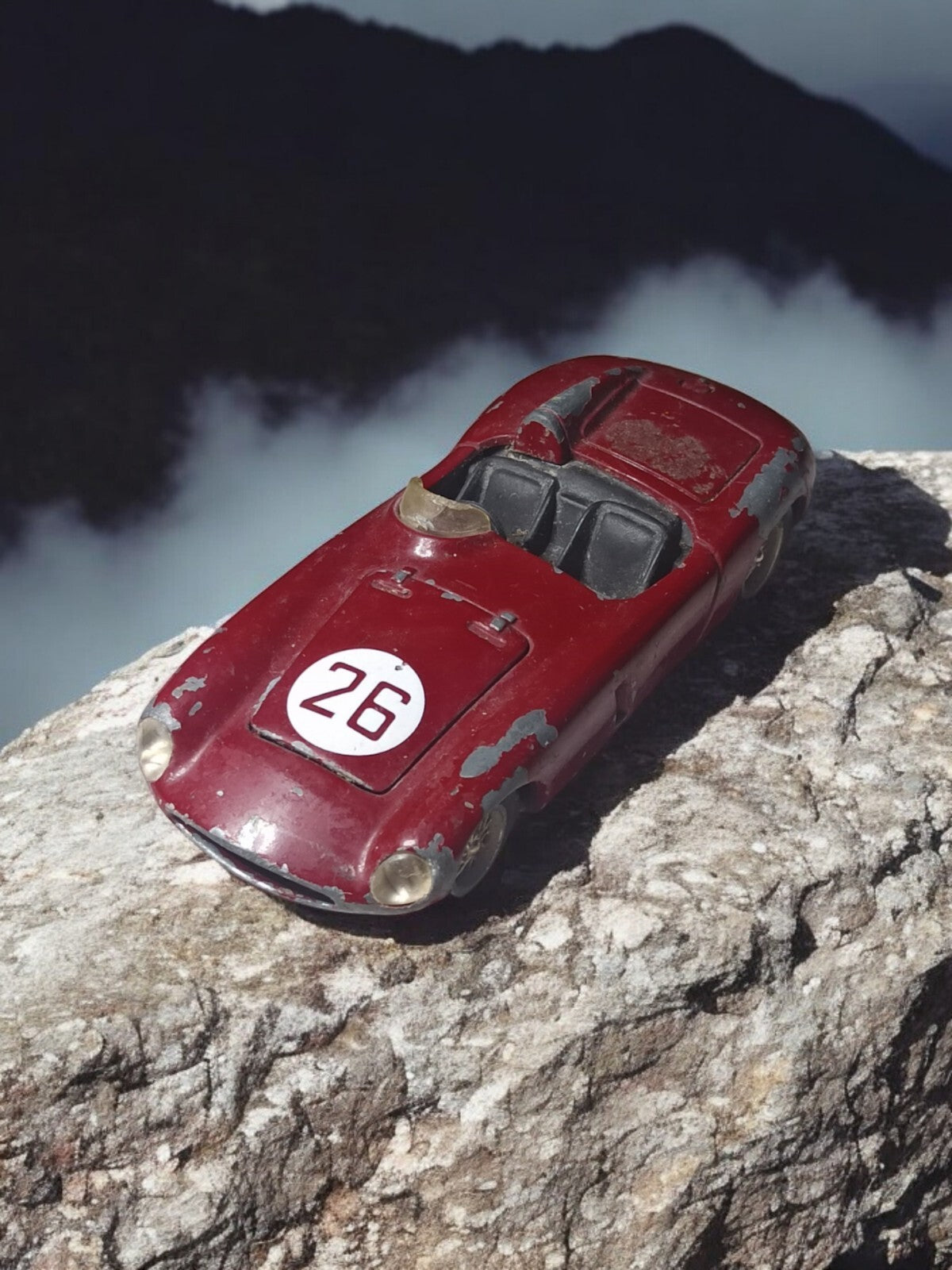 Voiture miniature Ferrari vintage rouge n°26 – modèle ancien de course – 1:43