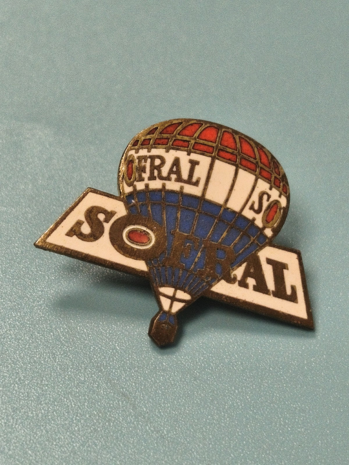 Pin's vintage SOFRAL montgolfière émaillé, collection publicitaire ancien