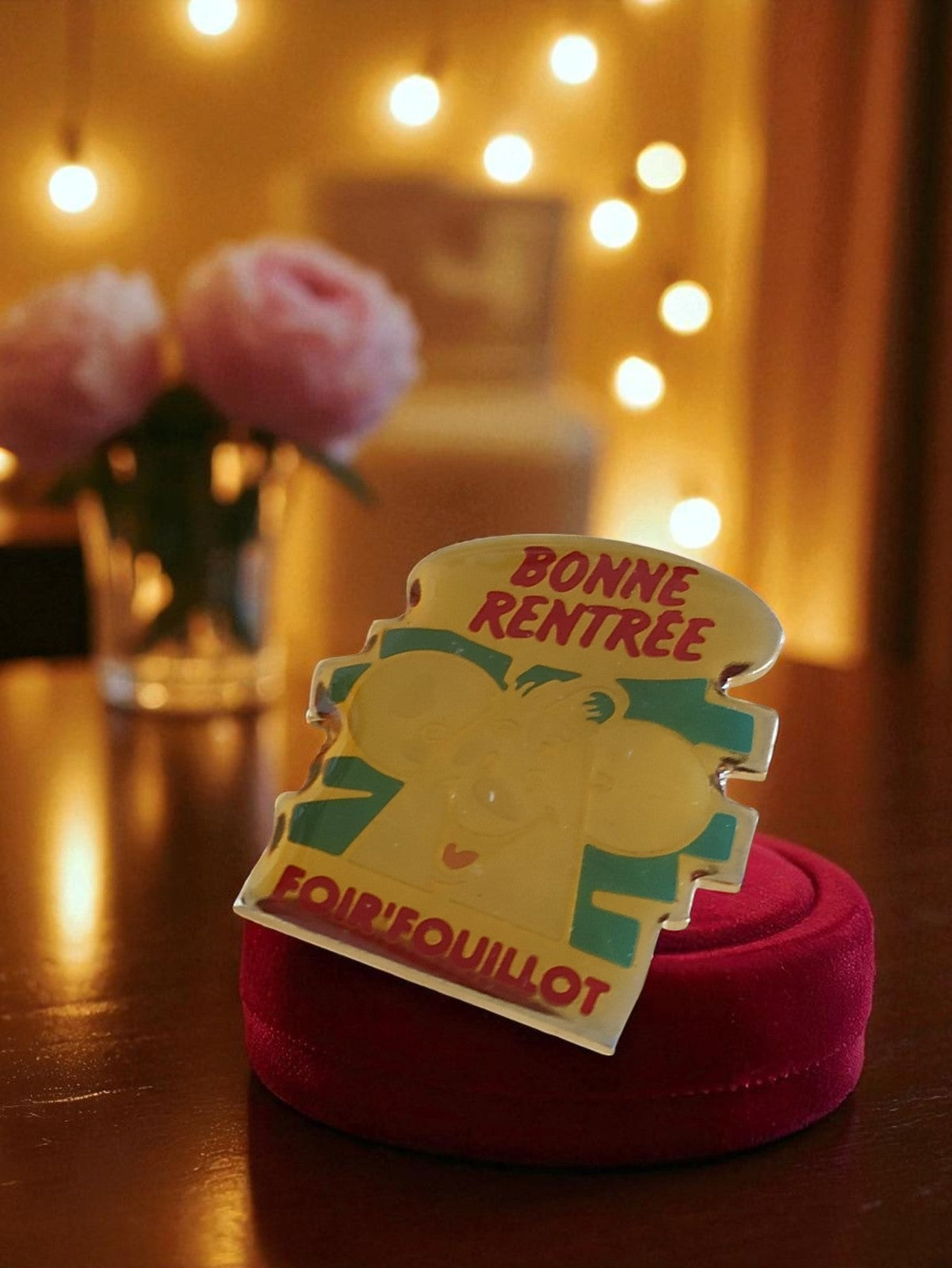 Pin's publicitaire Foir'Fouille Bonne Rentrée vintage 80s mascotte jaune