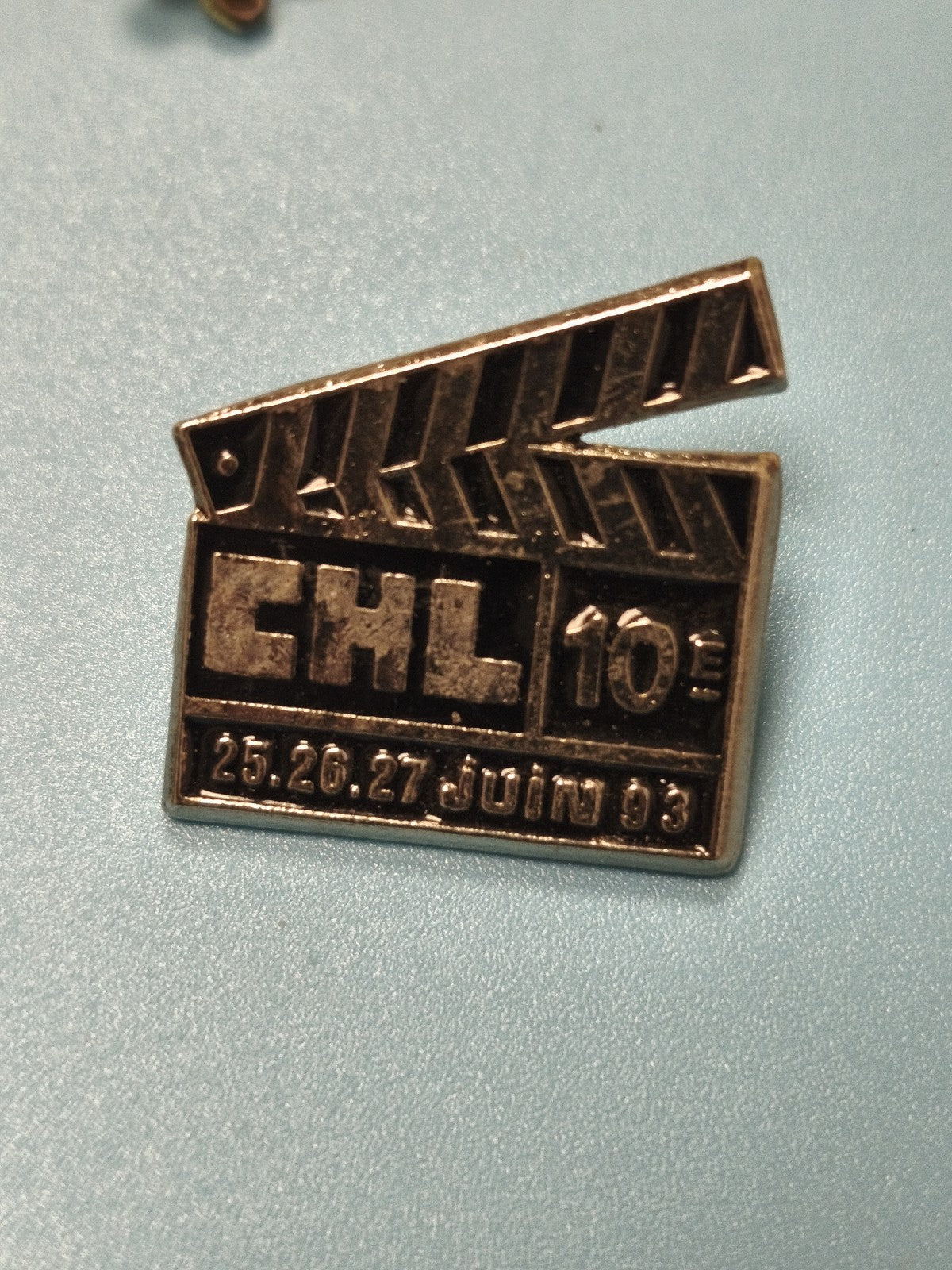 Pin's vintage CHL 10e édition clap cinéma 1993 collection (ref 11)