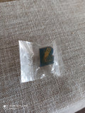 Pin's vintage émaillé fourchette dorée fond bleu vert - badge ancien original