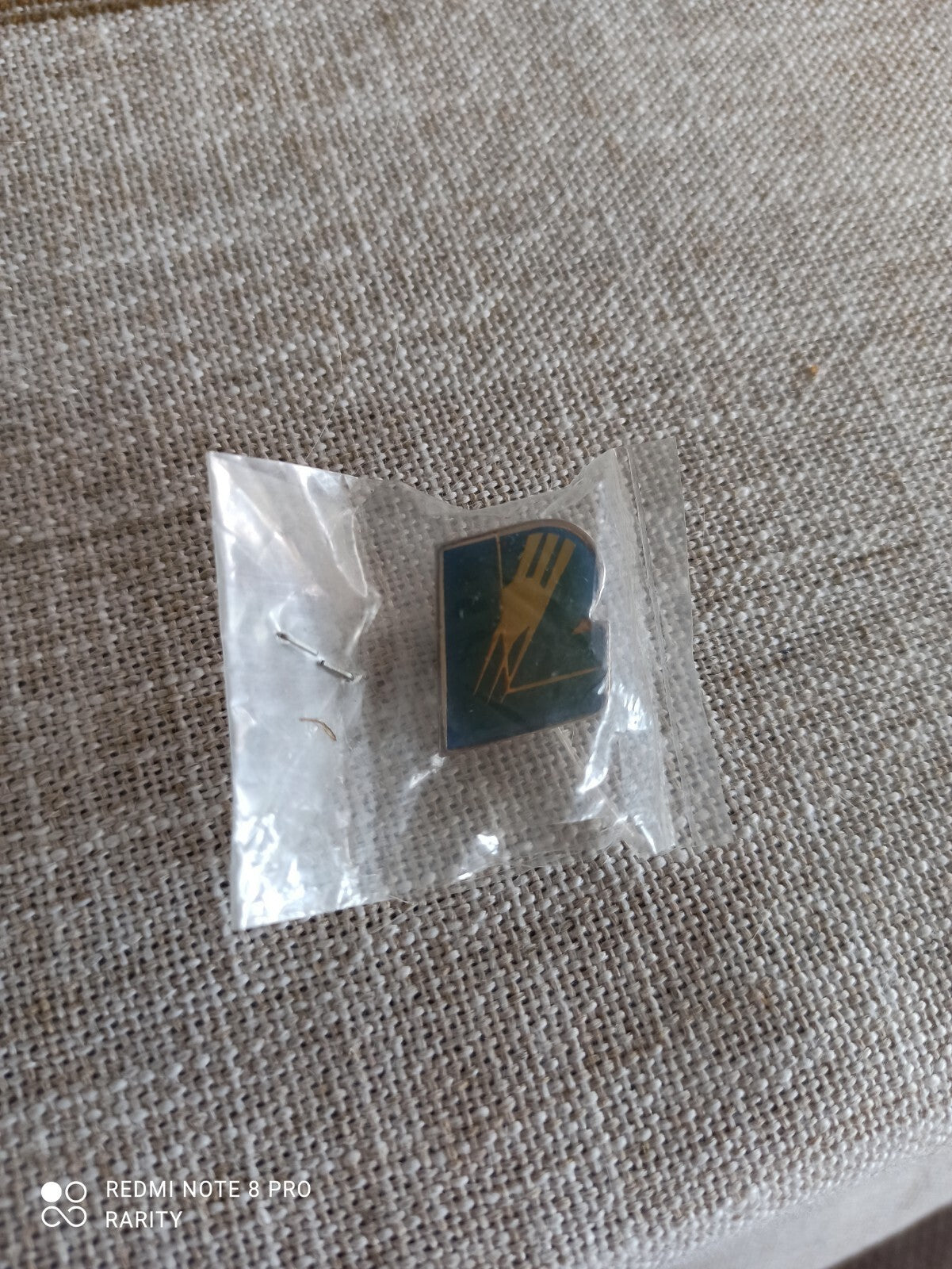 Pin's vintage émaillé fourchette dorée fond bleu vert - badge ancien original