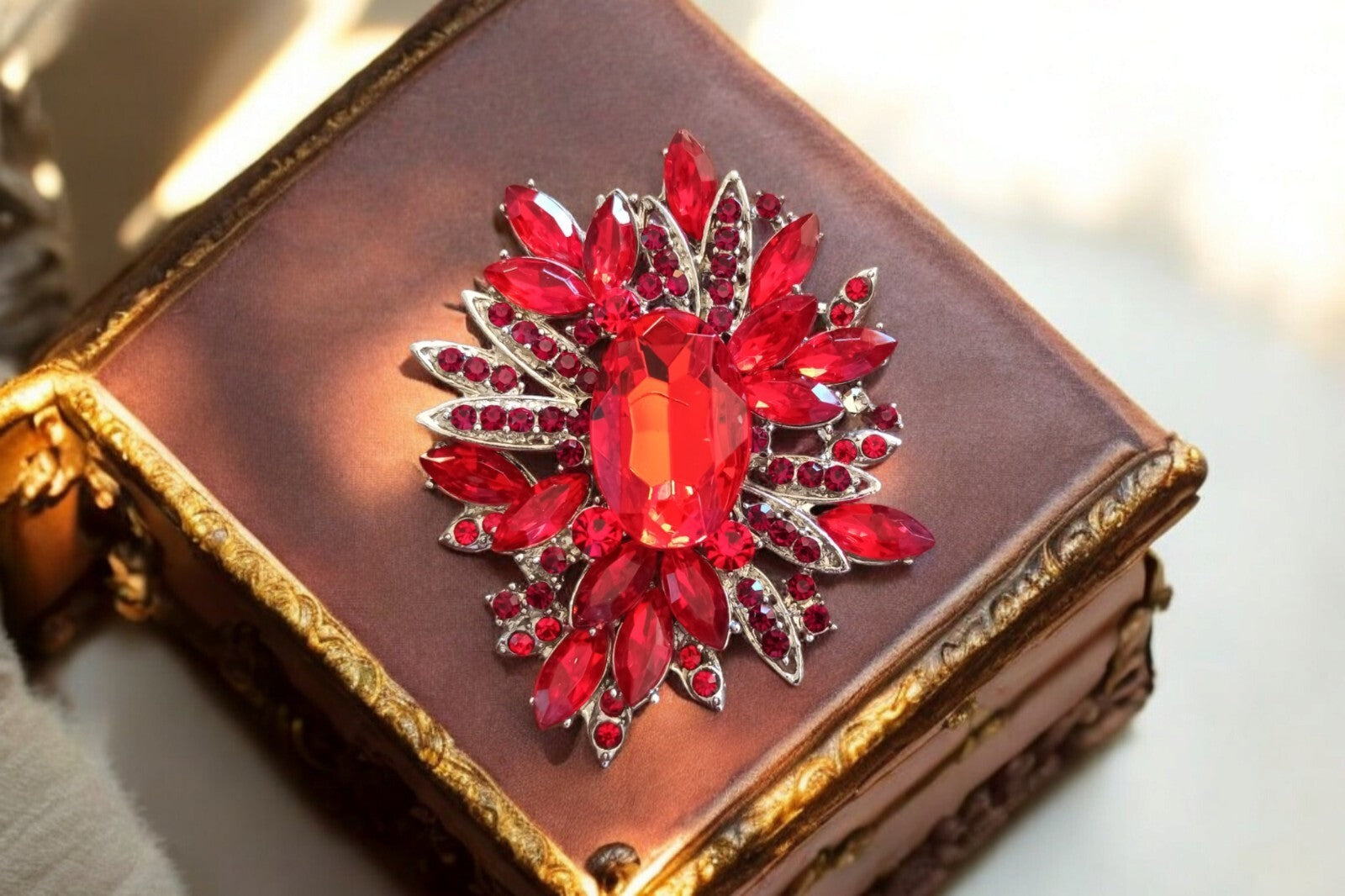 Broche vintage créateur japonais, strass rouges, style rétro élégant