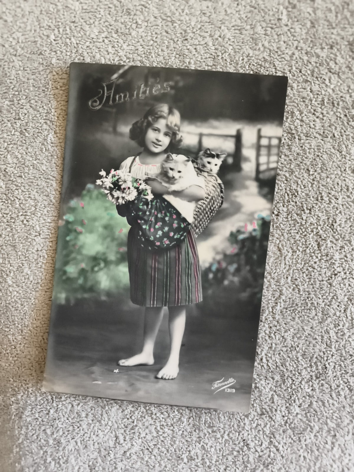 CPA Amitiés fillette chats panier fleurs Truette 1319 carte postale ancienne