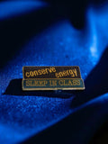 Pin's vintage conserve energy, badge rétro années 80, SLEEP IN CLASS