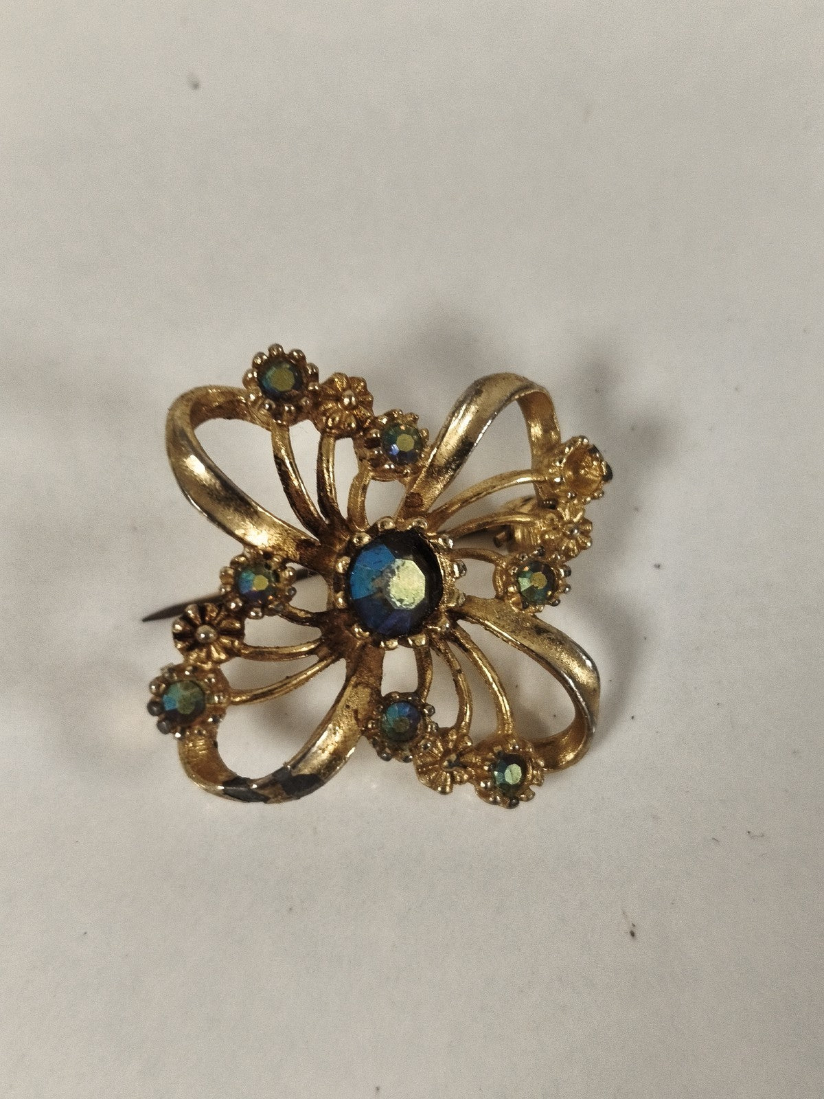 Broche vintage métal doré fleur, strass bleu irisé, bijou ancien rétro