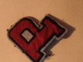 Écusson ancien lettre Q rouge contour noir style vintage patch