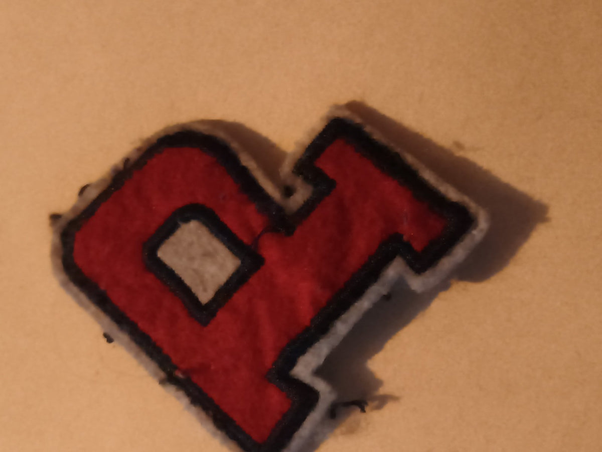 Écusson ancien lettre Q rouge contour noir style vintage patch