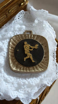 Médaille tennis vintage Martigues tournoi ancien ? joueur doré sur fond noir