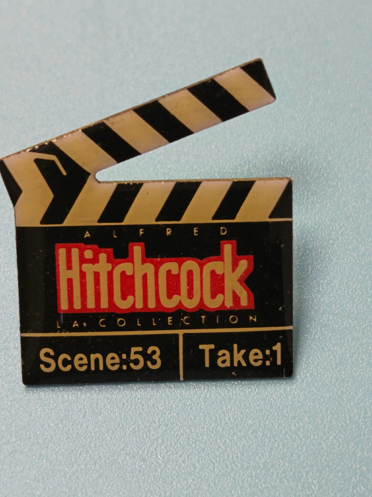 Vintage pin's Hitchcock clap cinéma noir et or collection film (Ref 4)