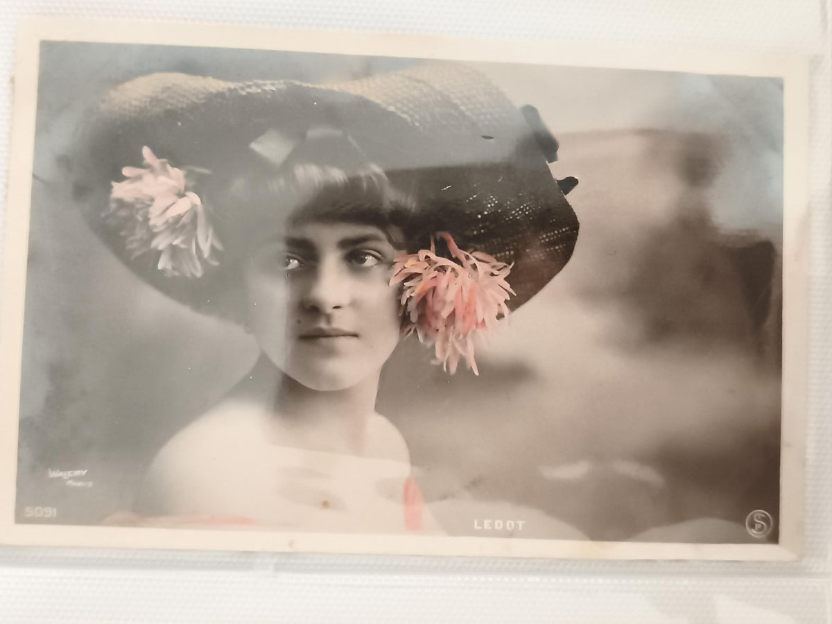 Carte postale ancienne portrait femme chapeau fleurs Ledot WAGNER Paris CPA