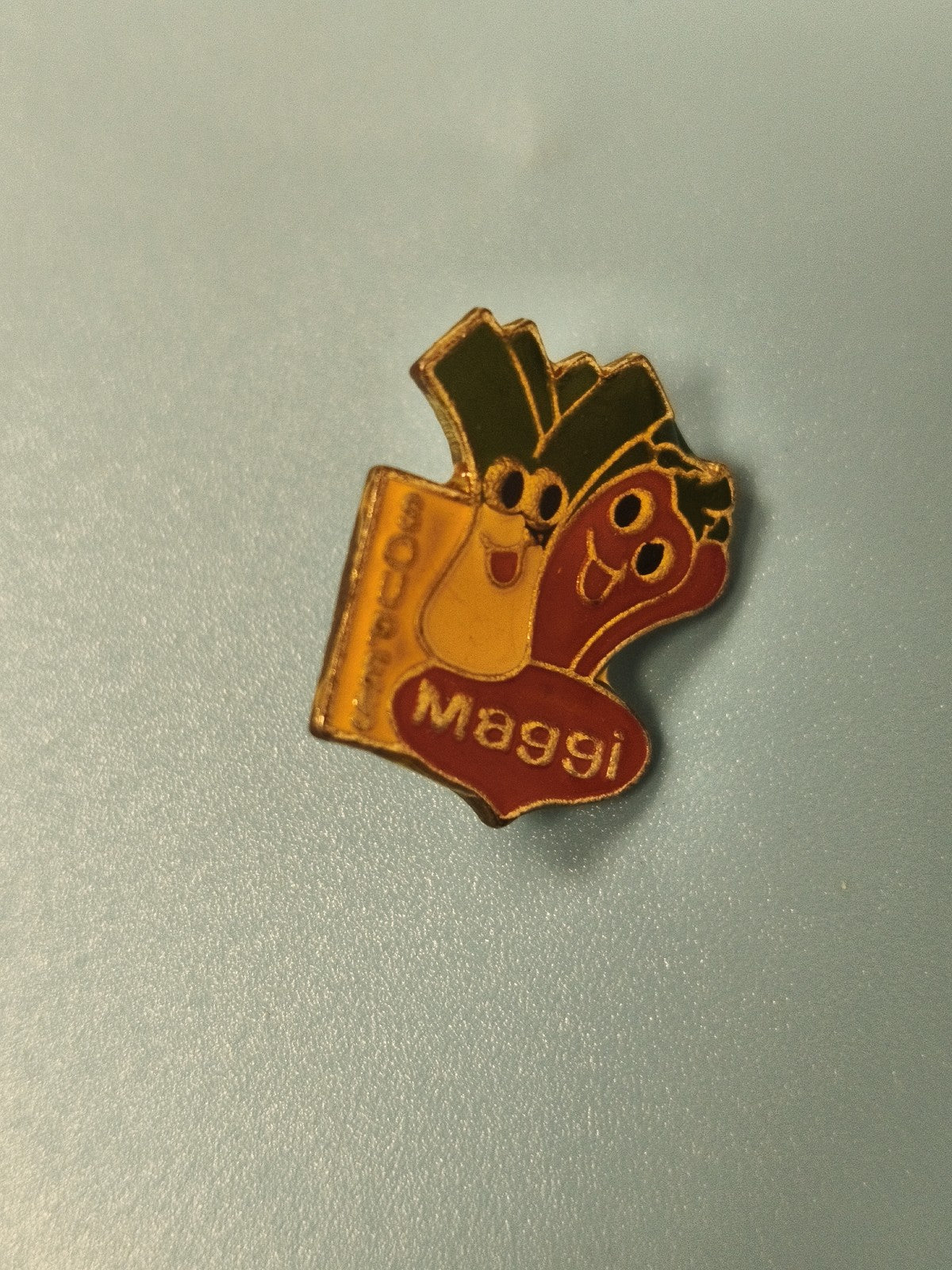 Pin's vintage Maggi légumes mascottes émaillé collection cuisine ancien