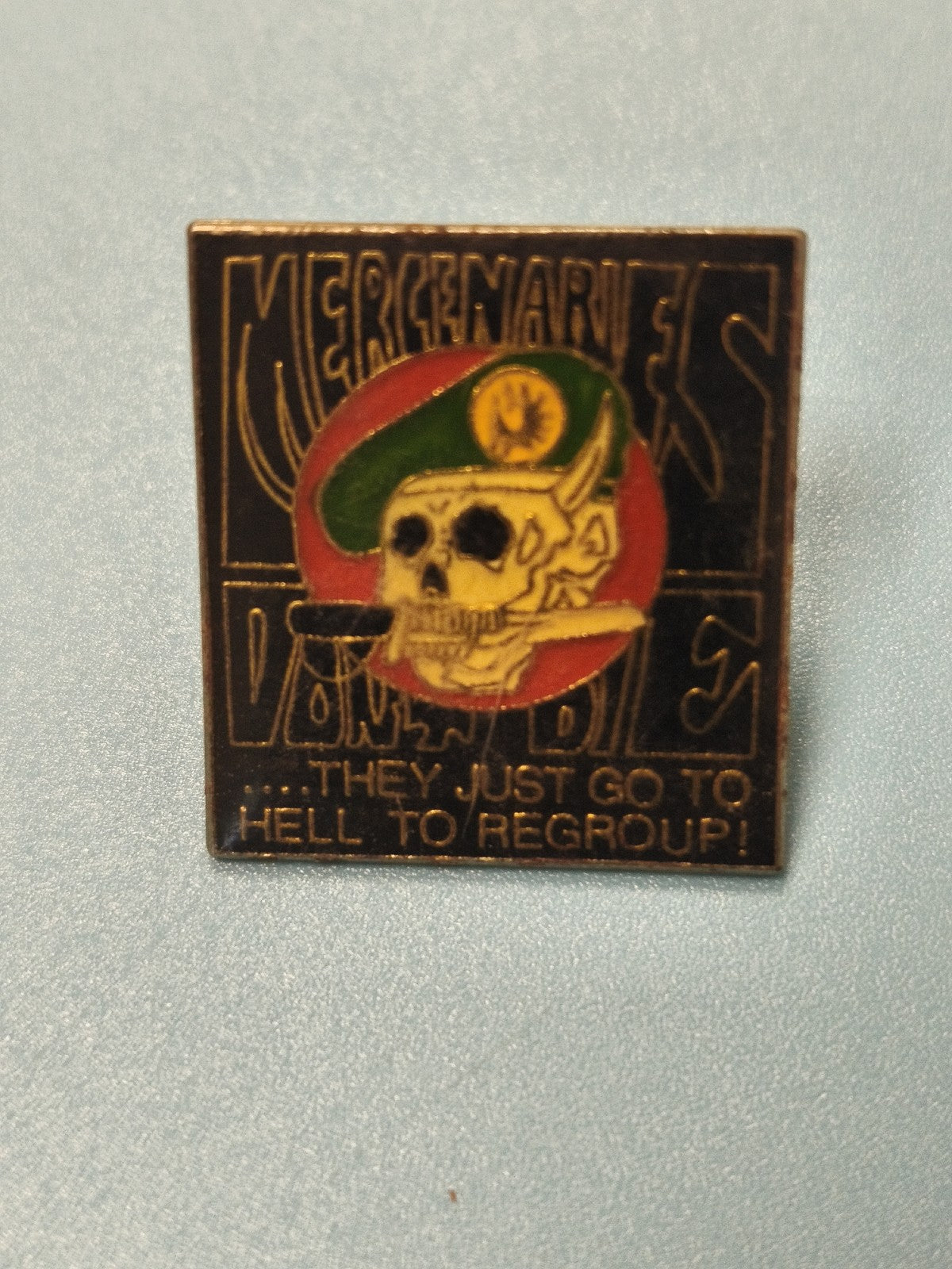 Pin's vintage mercenaries carré, tête de mort béret vert, collection armée