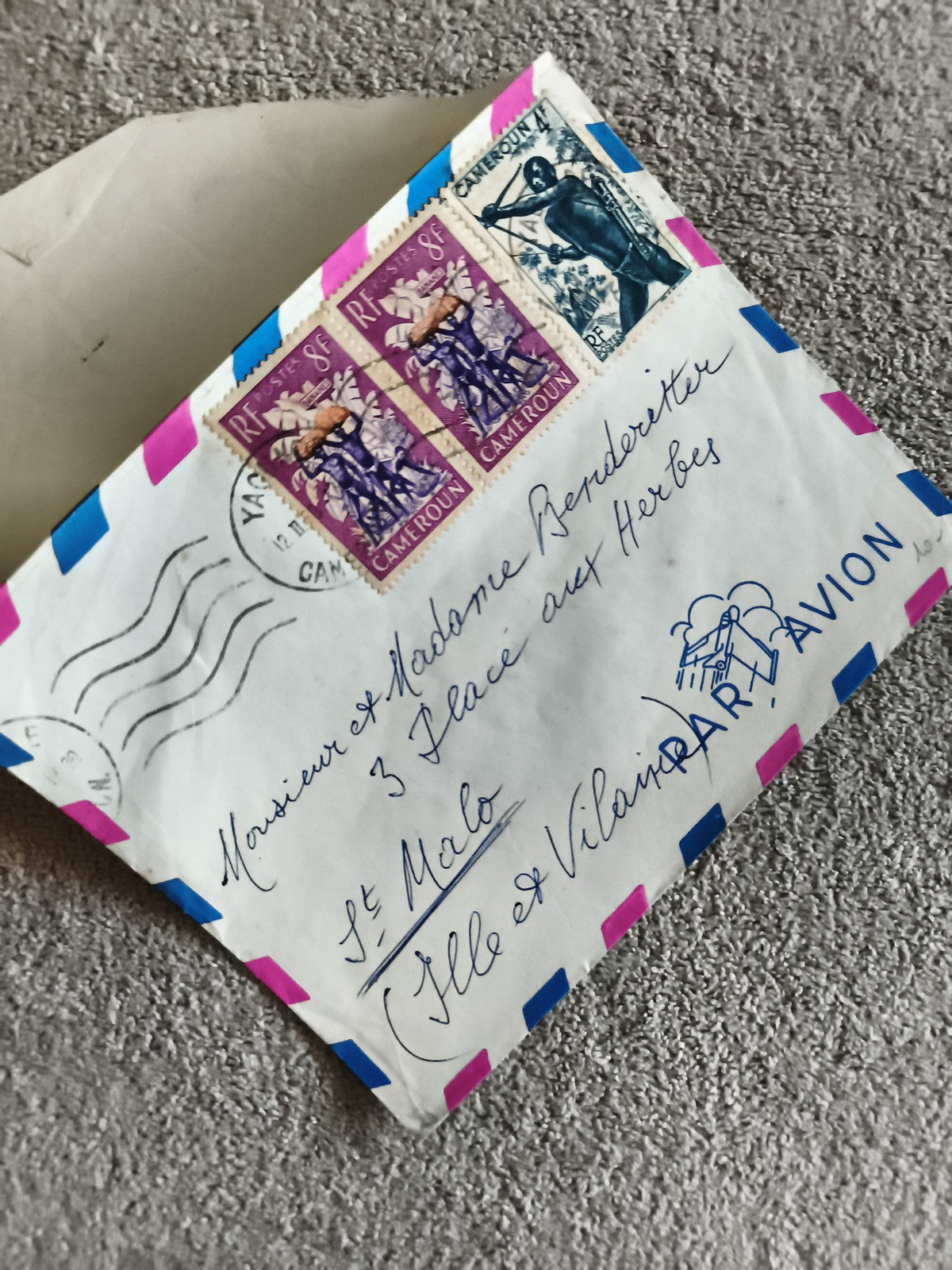 Lettre affranchie Cameroun 3 timbres RF 8F et 15F, enveloppe avion décorée