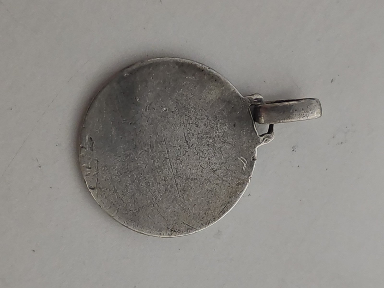 Médaille religieuse ancienne en argent vintage ? objet catholique de collection