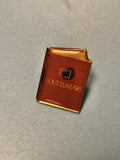 Vintage pin's Tout l'Univers carré motif livre orange rétro collection