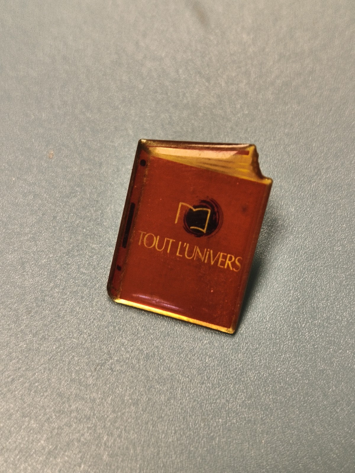 Vintage pin's Tout l'Univers carré motif livre orange rétro collection