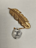 Broche plume plaquée or 18 carats vintage, bijou doré ancien, motif feuille
