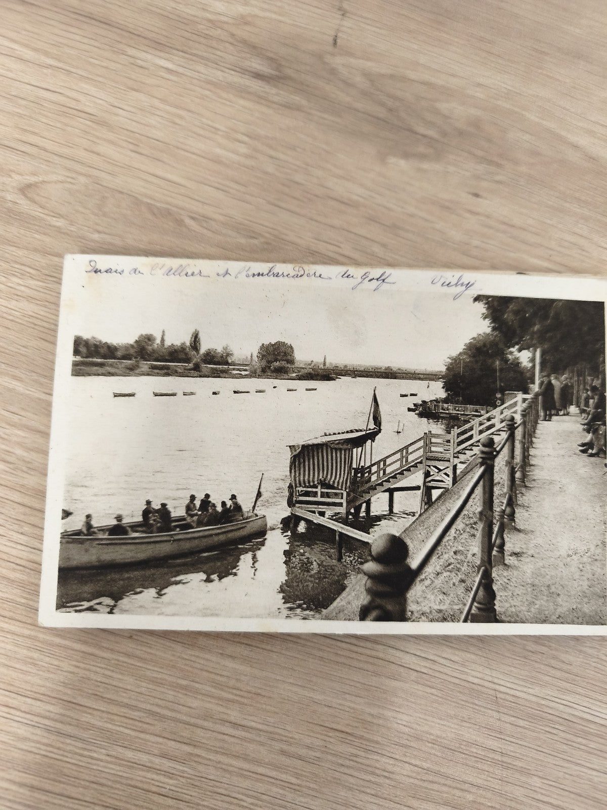 Ancienne carte postale Vichy barque et embarcadère bord de l?Allier vintage