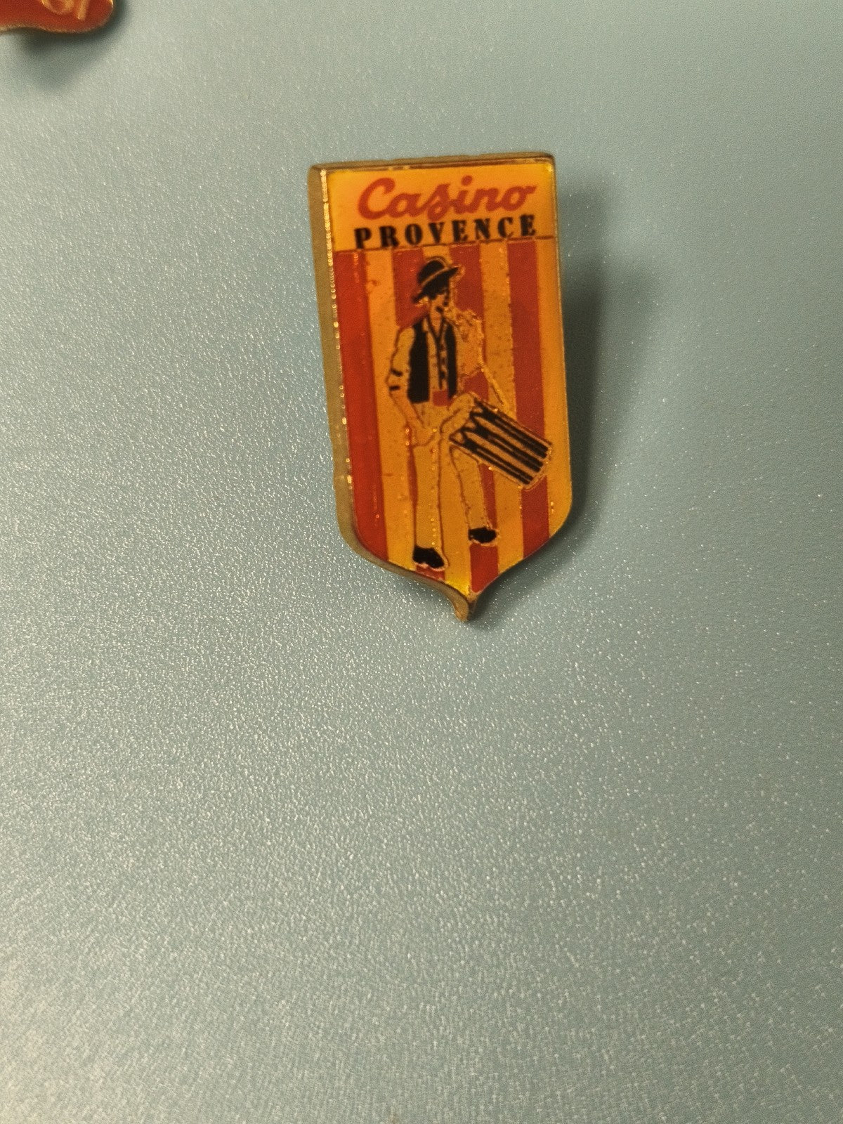 Vintage pin's Casino Provence, collection, badge ancien, rayures orange (Ref 14)
