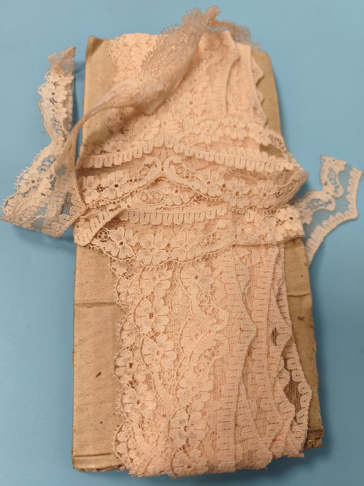 Ancienne dentelle rose poudré large, mercerie couture, motif floral vintage