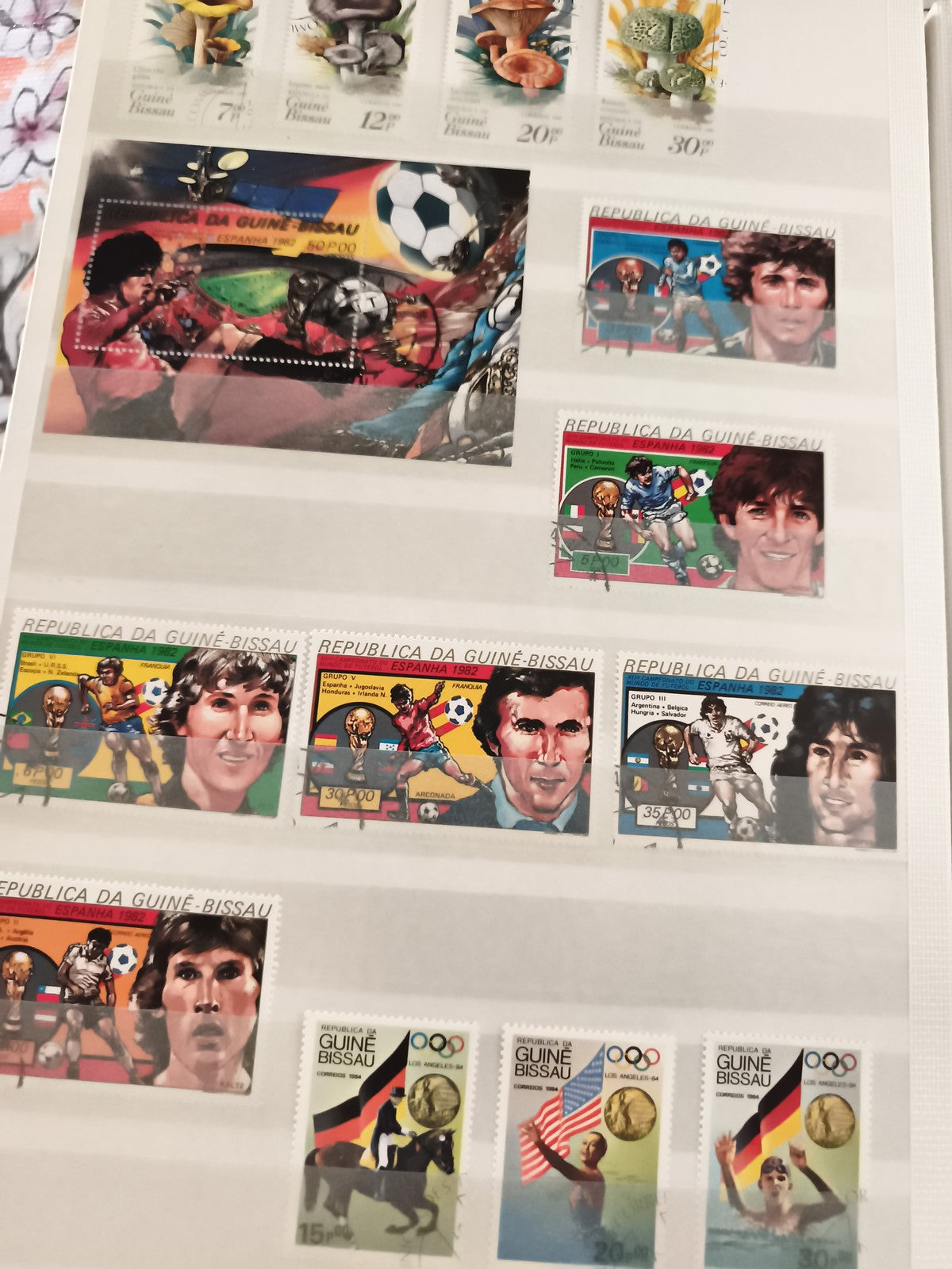 Timbres anciens Guinée-Bissau sport football et champignons vintage lot
