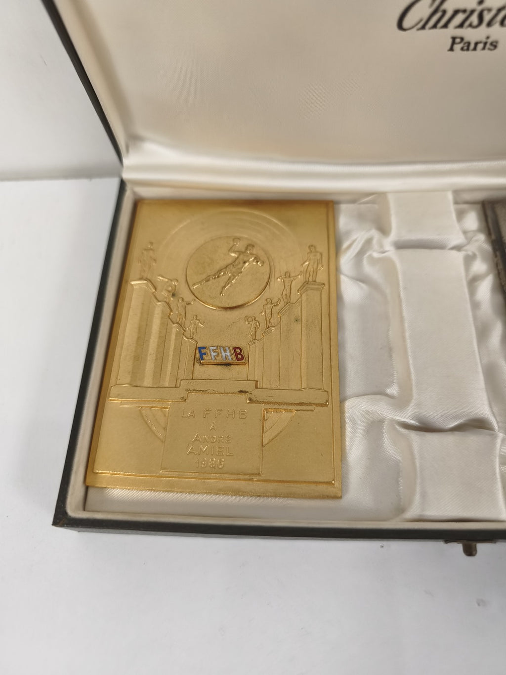 Lot de deux anciennes médailles Christofle Paris dans coffret d'origine, dorée &