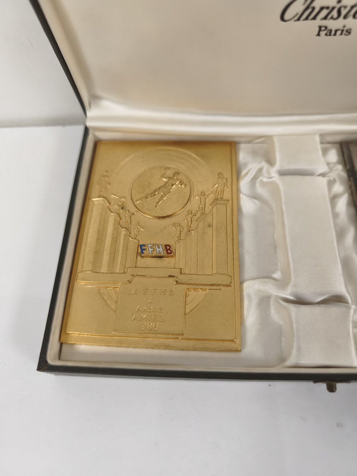 Lot de deux anciennes médailles Christofle Paris dans coffret d'origine, dorée &