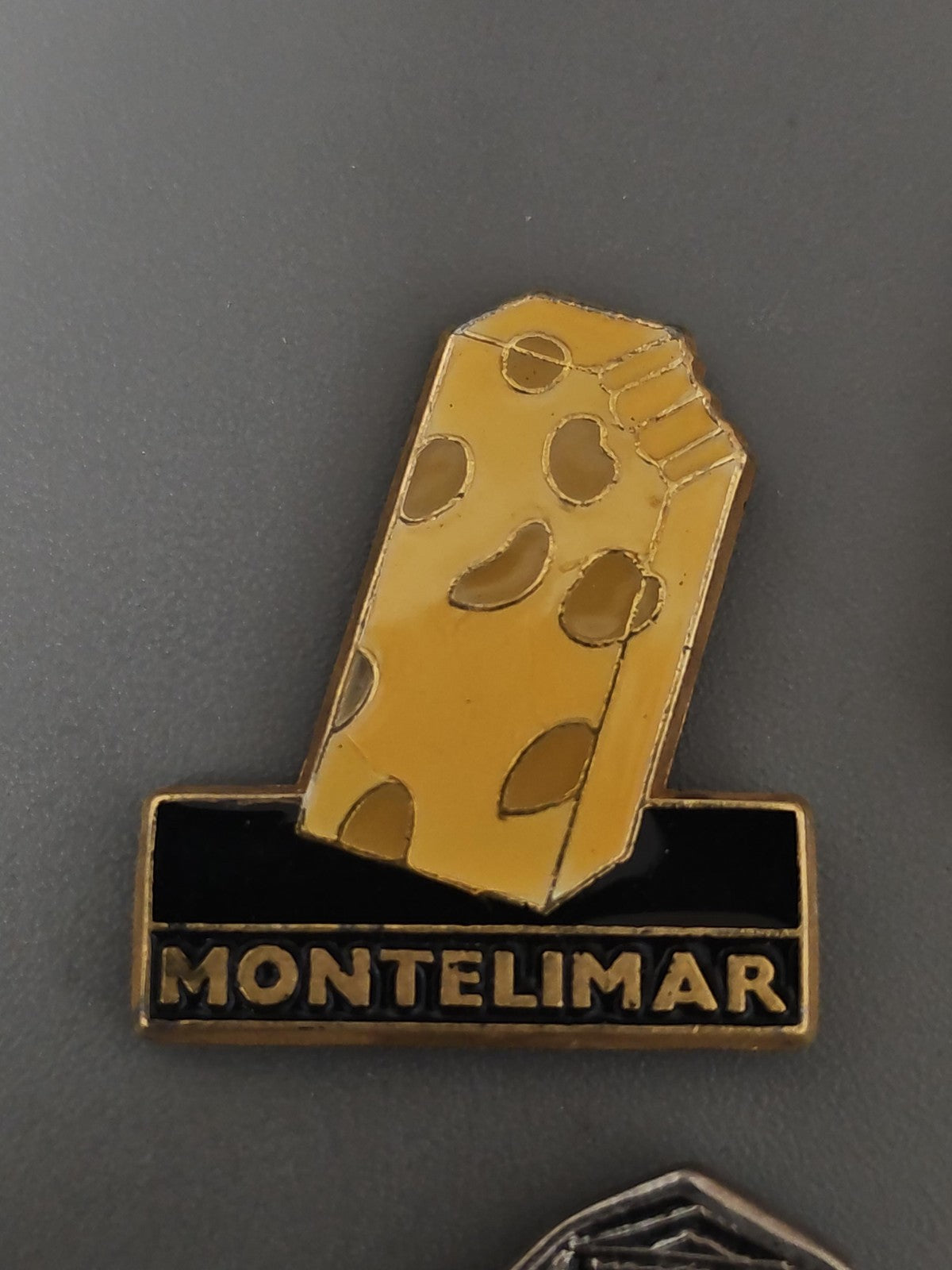 Pin's ancien Montélimar vintage ? Badge rétro collection France souvenir
