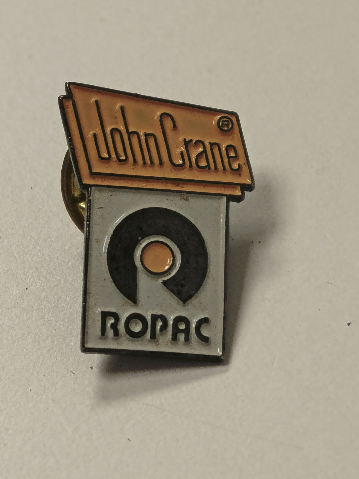 Pin's ancien rétro John Crane badge collection vintage objet publicitaire rare