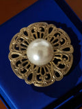 Broche vintage rétro fantaisie en métal doré ancien, bijou d?occasion élégant