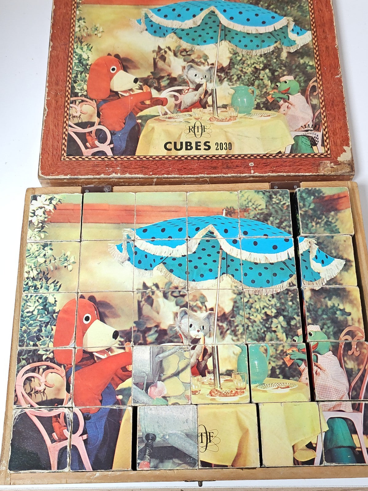 Jeu de cubes en bois ancien rétro, puzzle vintage pour collectionneur ou déco