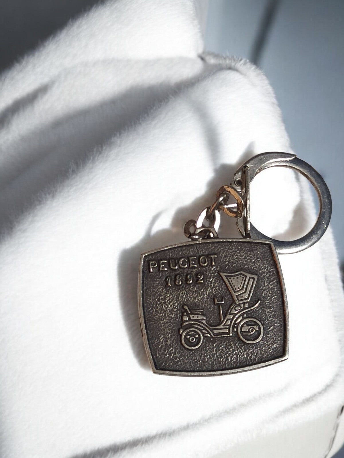Porte-clés Peugeot 1892 ancien vintage rétro auto publicité métal aspect bronze