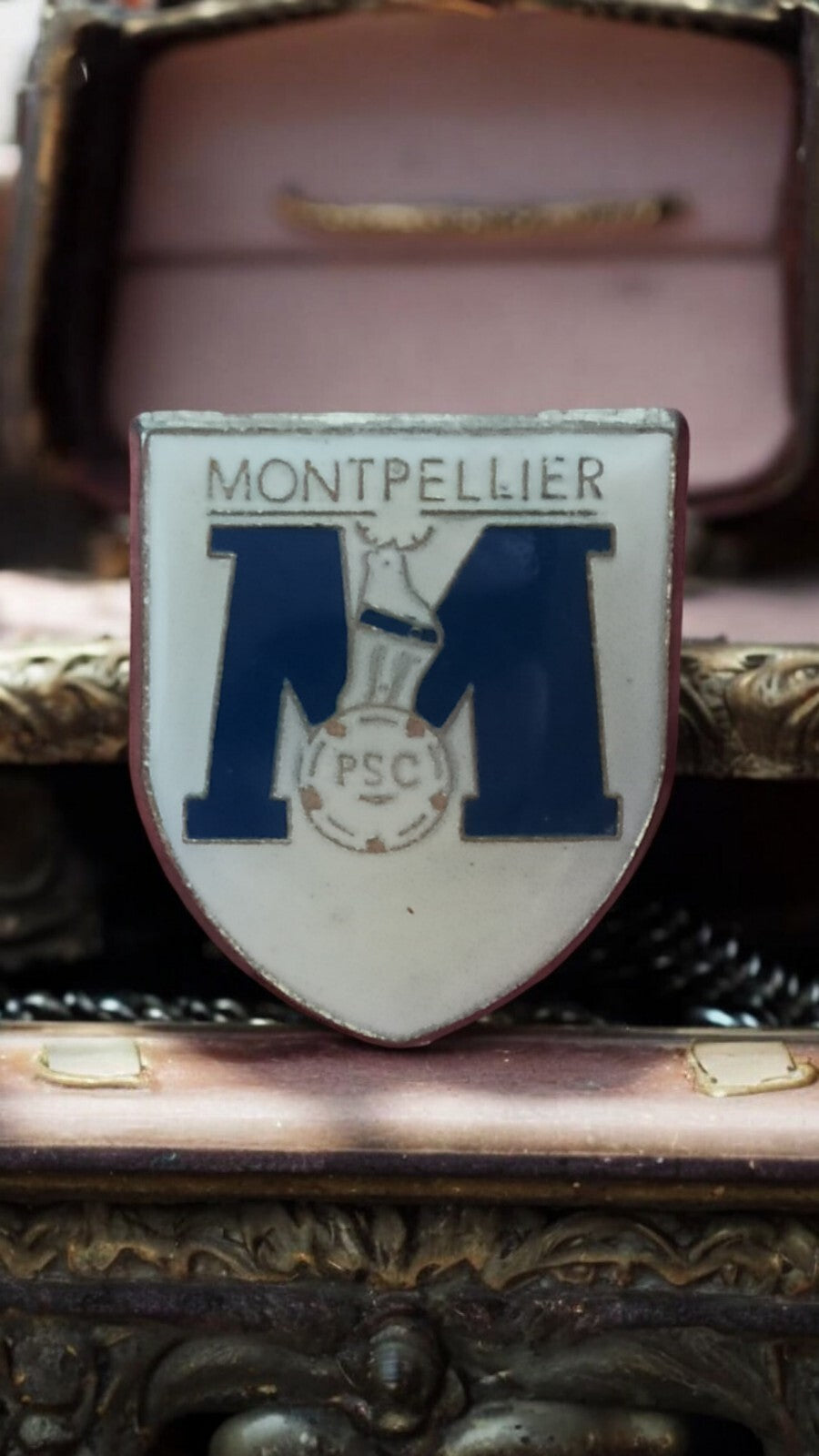 Pin's ancien blason Montpellier PSC émaillé vintage football rare