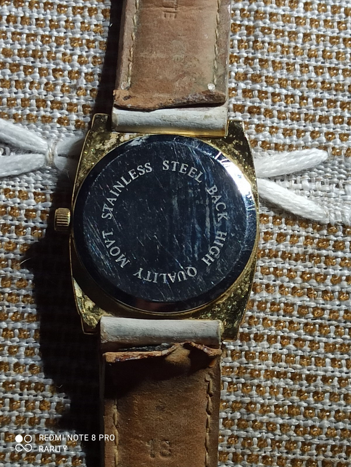 Montre femme Timing vintage, cadran doré, bracelet blanc, à réparer