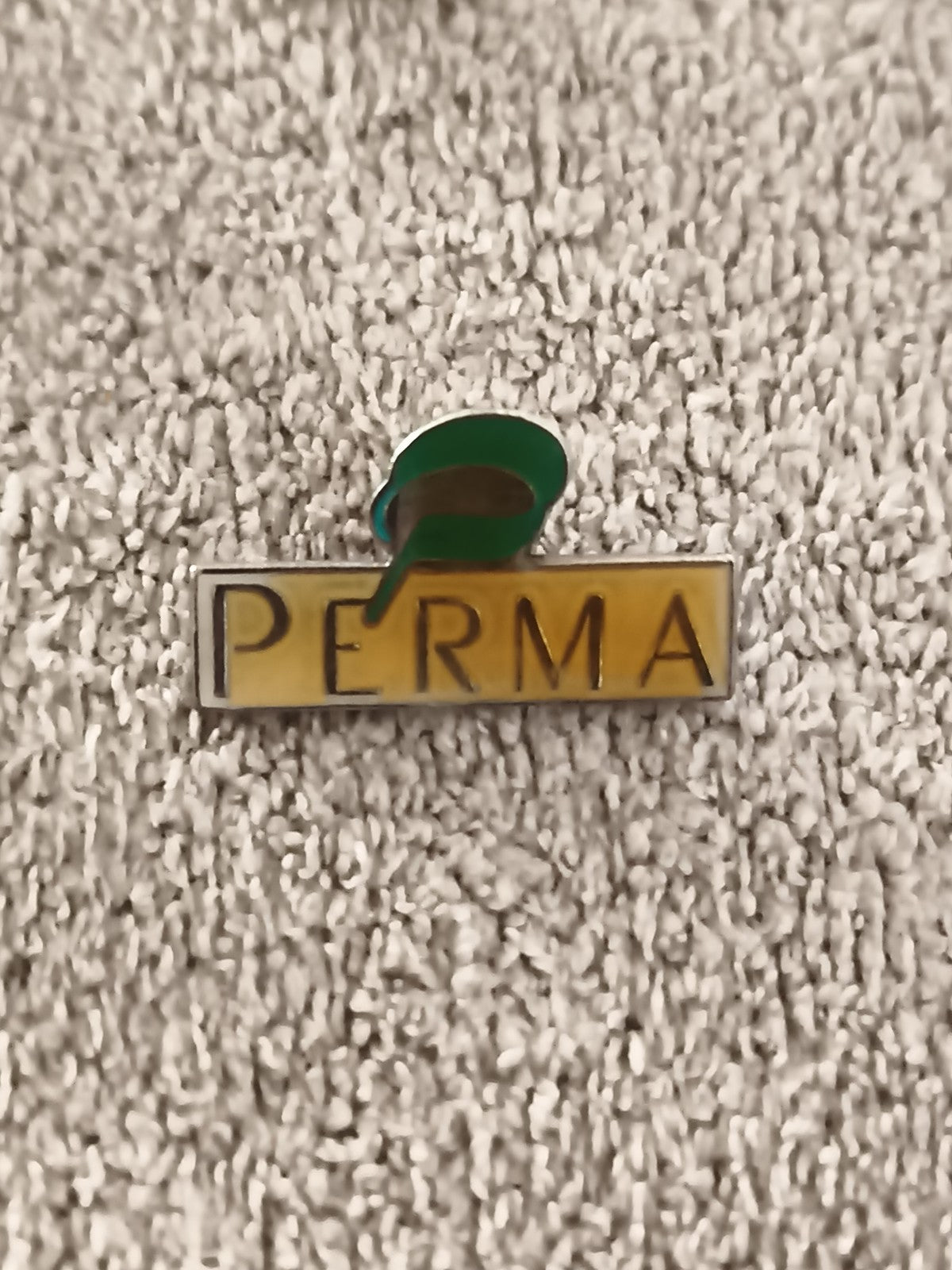 Pin's vintage PERMA logo, finition dorée, badge publicitaire ancien (Ref 6)