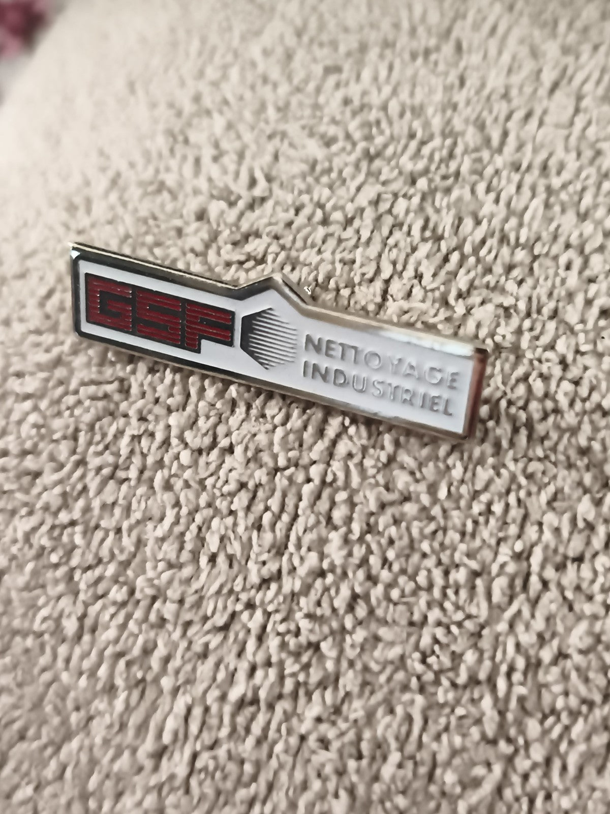 Pin's GSF Nettoyage Industriel vintage, logo rouge, badge ancien (Ref 5)